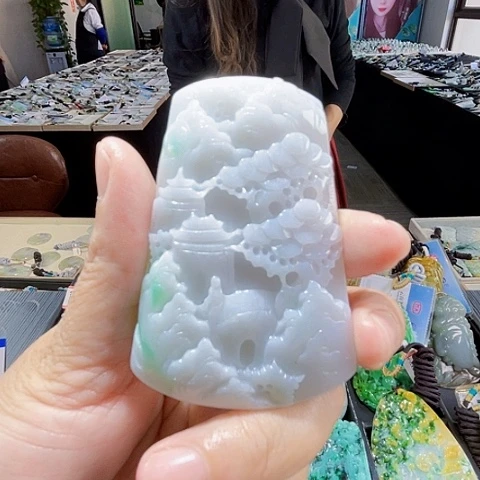 翡翠未镶嵌颈饰一个