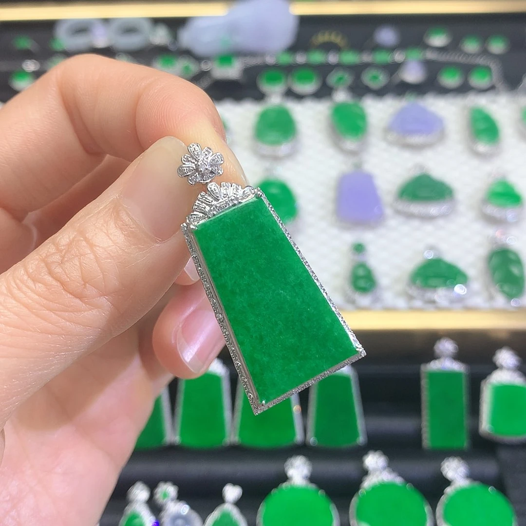 颈饰18K金镶嵌翡翠吊坠