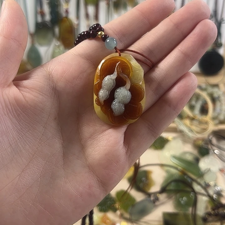 V***金合金蛇纹石玉颈饰
