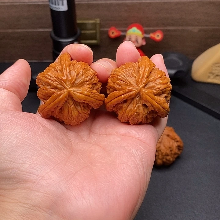 蒋***芬把件文玩核桃白奔