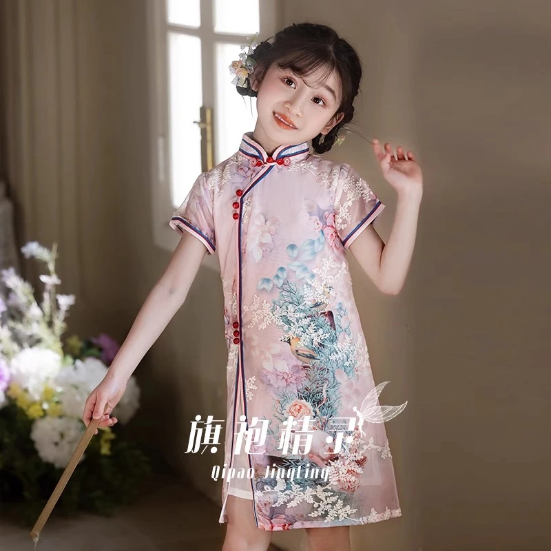 【0002】女童旗袍2025新款夏季薄款儿童国风连衣裙新中式小女孩