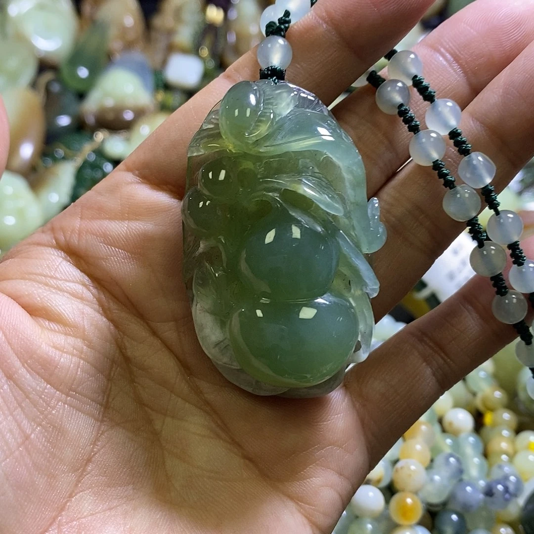 未镶嵌岫玉颈饰一个