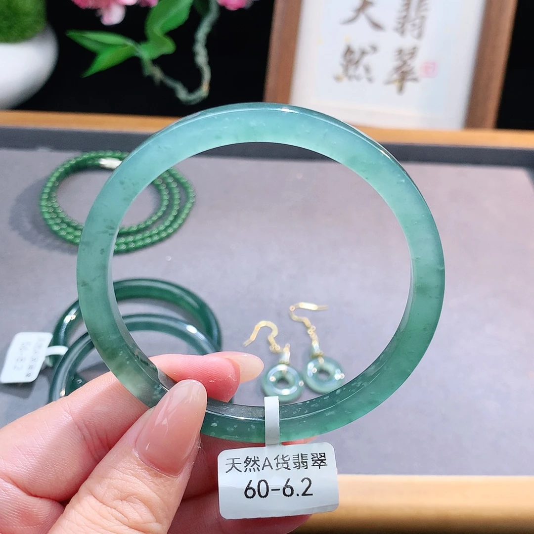 未镶嵌手镯（圆镯）翡翠