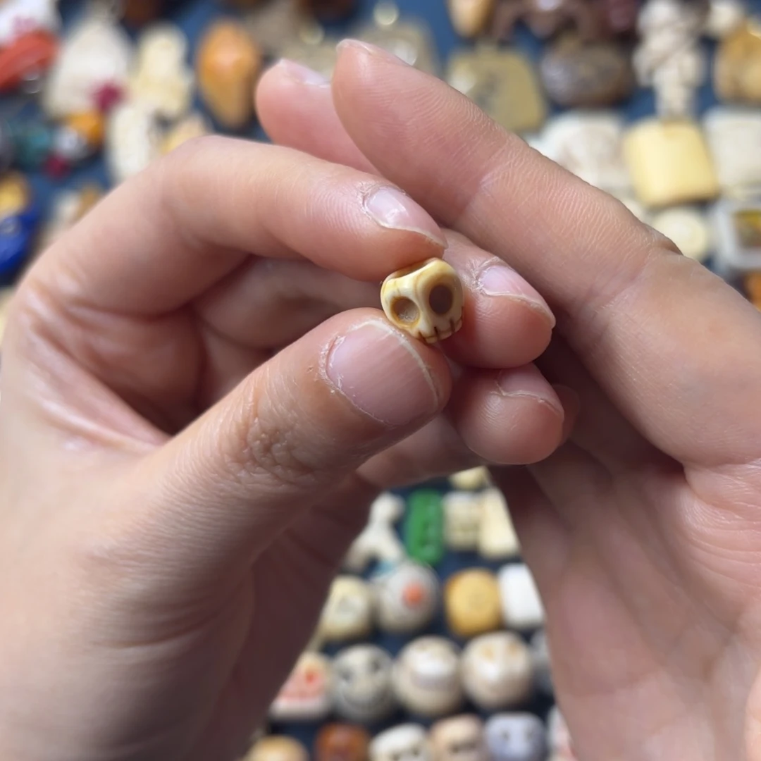 摩*刚配饰和化妆等工序制作