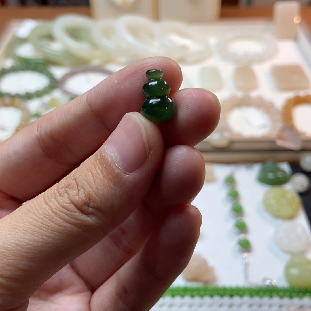 和田玉未镶嵌颈饰碧玉一线猫菠菜绿小葫芦福禄