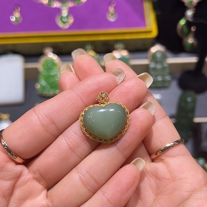 和田玉18K金镶嵌颈饰