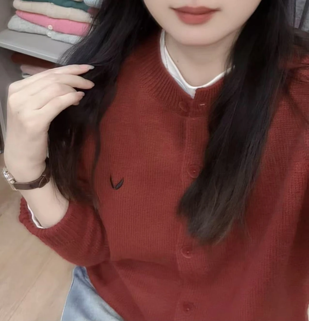 七言家巨好看！高级感复古红爱心丝绒扣毛衣开衫@