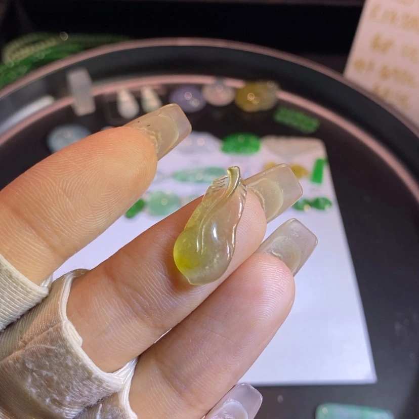 【闪购商品】翡翠挂件未镶嵌羽毛