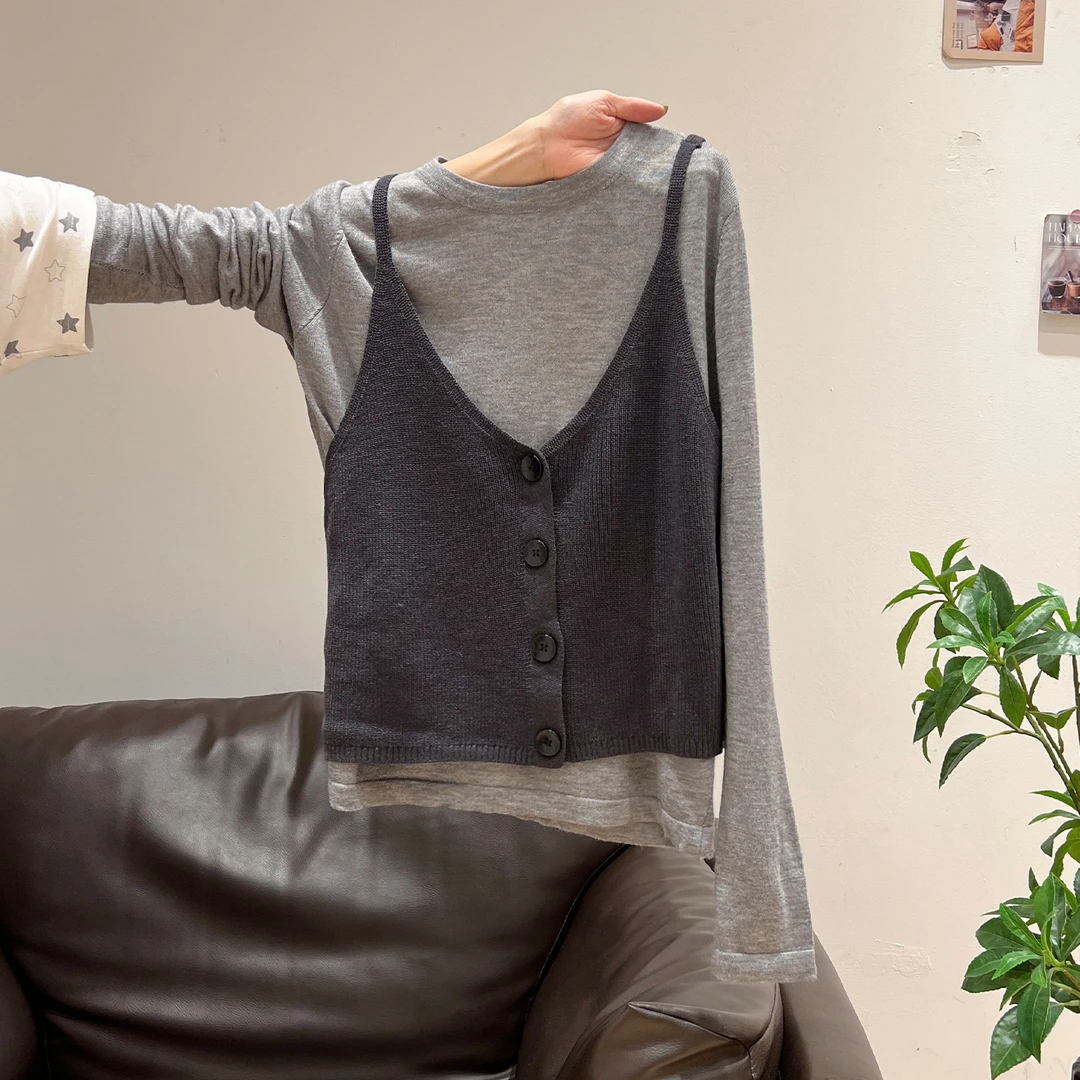 浅灰色高级感圆领内搭长袖T恤女2025秋季纽扣外搭吊带背心两件套