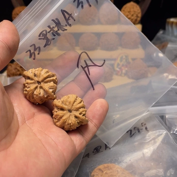 谢***风把件文玩核桃黑桃