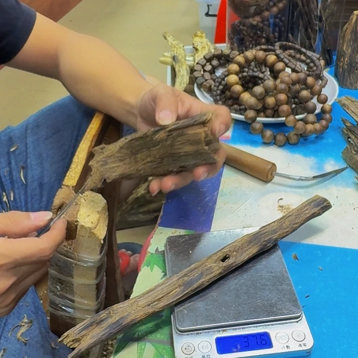 沉香碎屑沉香忽**已白棋37克