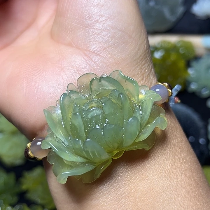 蛇纹石玉未镶嵌颈饰