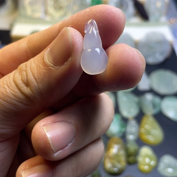 翡翠未镶嵌颈饰葫芦