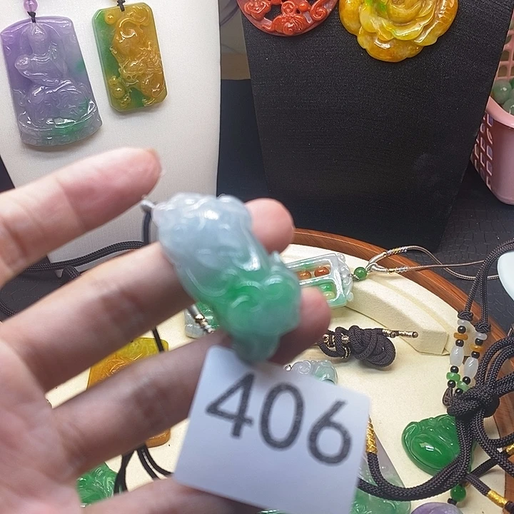翡翠未镶嵌吊坠(赠链)