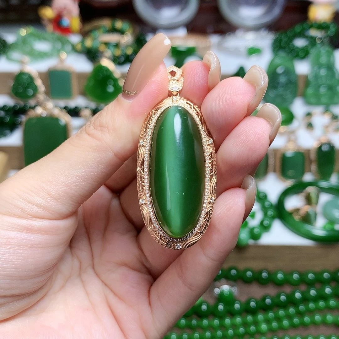 颈饰18K金镶嵌和田玉（碧玉）