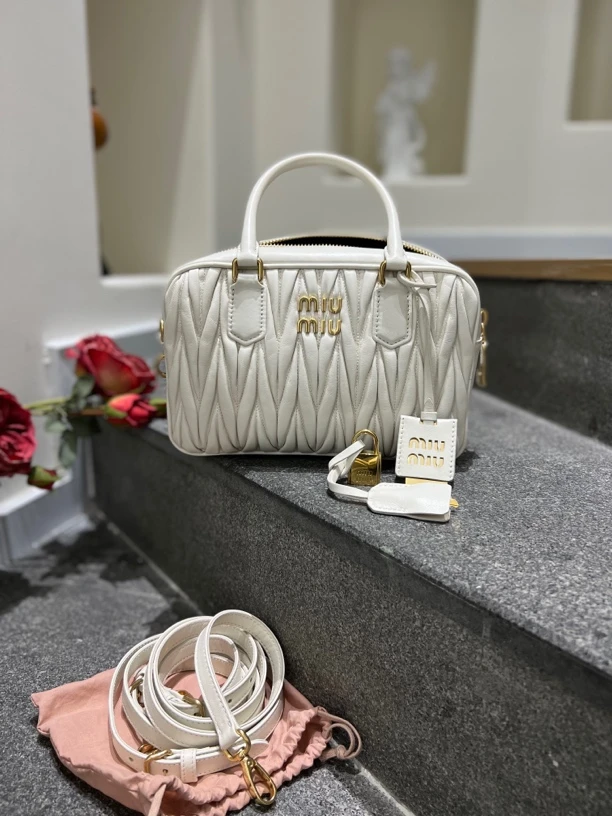 99新 MIU MIU/缪缪 Arcadie系列Matelassé手提斜挎单肩包 白色