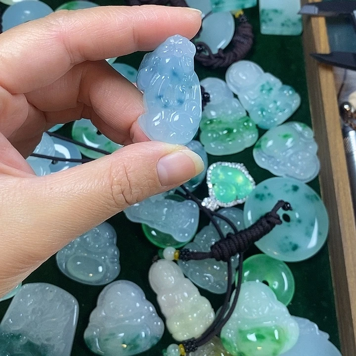 翡翠未镶嵌颈饰皮丘