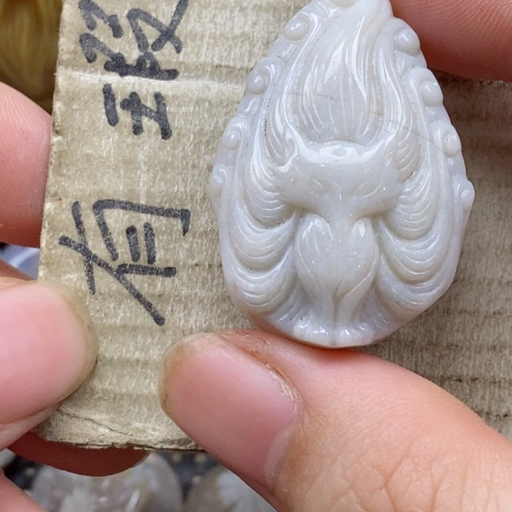 颈饰未镶嵌硅化珊瑚（珊瑚玉）灯**珊小