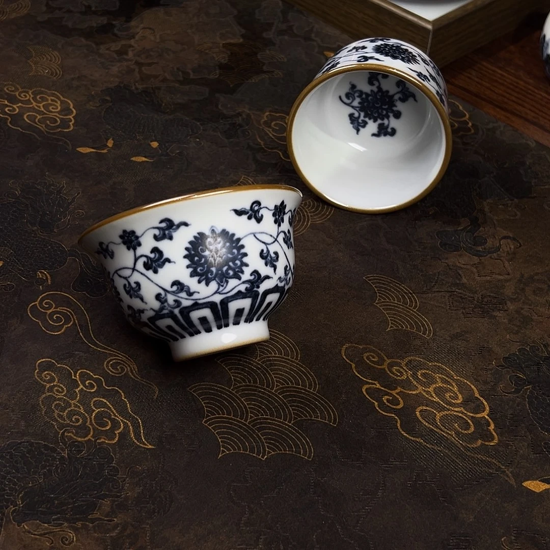 月白缠枝莲压手杯