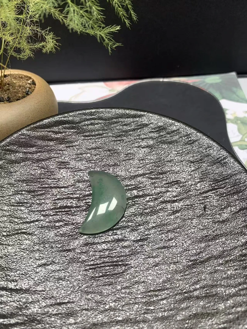 天然 冰飘花月牙摆件一枚