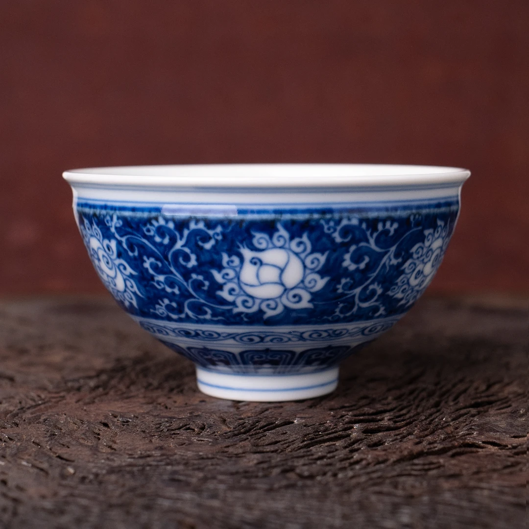 龙圣华苑景德镇陶人临古青花留白缠枝莲纹束口杯蓝地青花主人杯