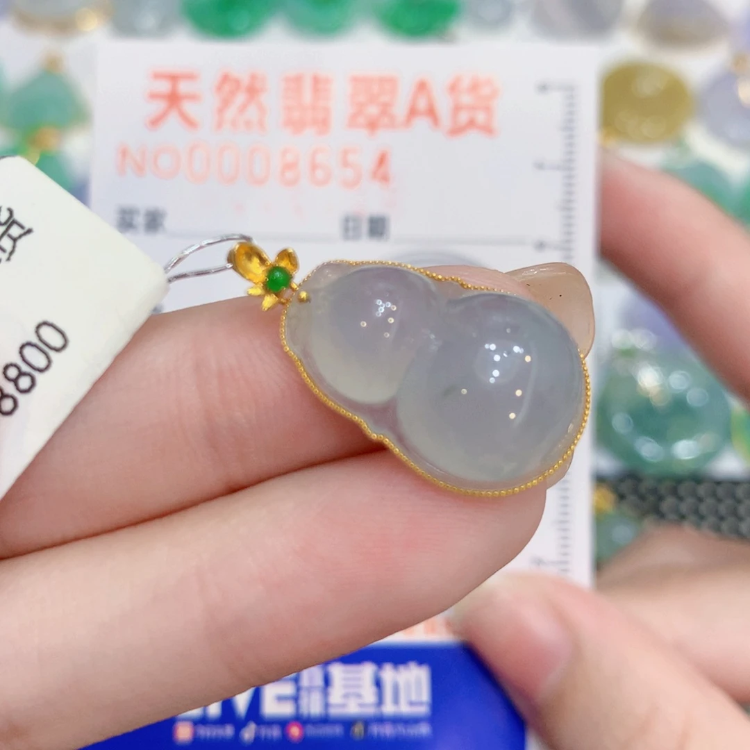 翡翠18K金镶嵌颈饰葫芦