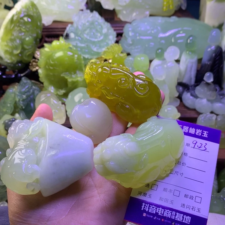 乌***室未镶嵌岫玉手把件