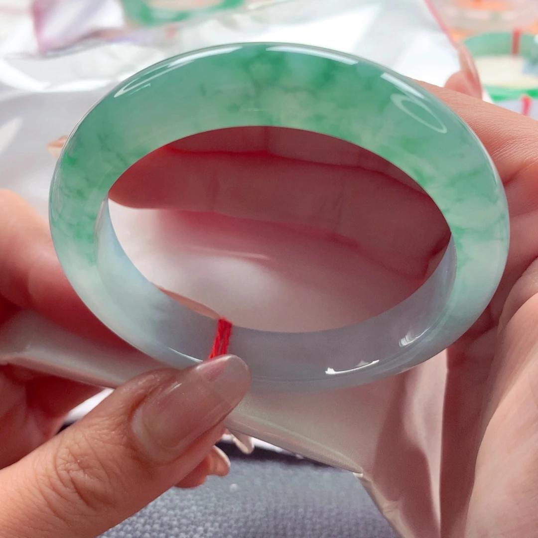 翡翠未镶嵌手镯师妹55.3零毛孔海蓝之谜