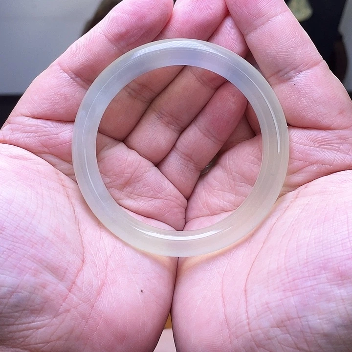 蛇纹石玉手镯未镶嵌小****?