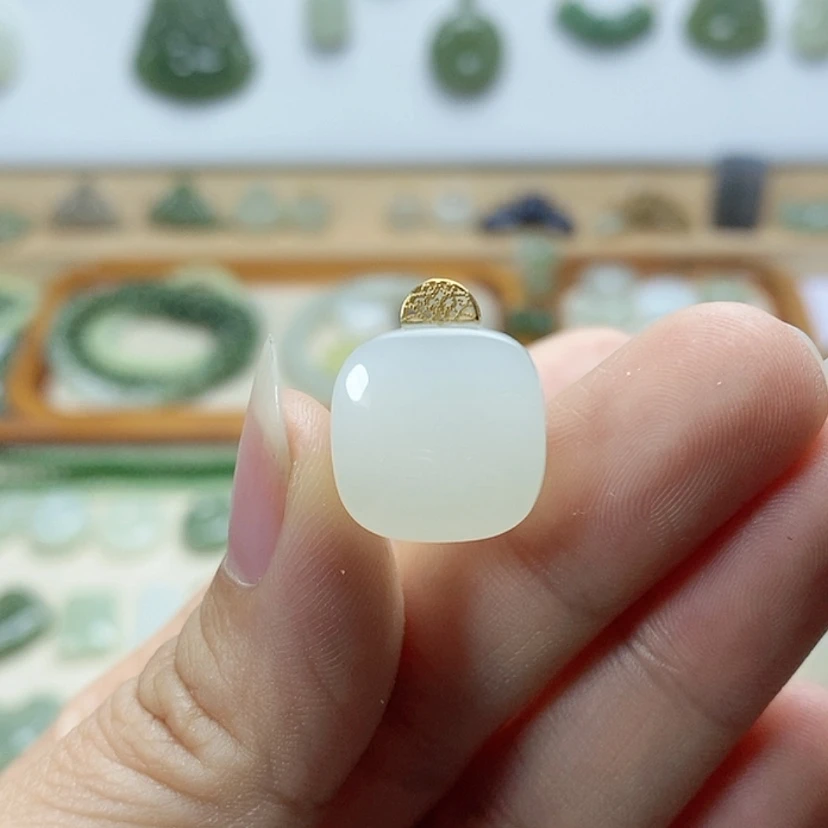 【闪购商品】颈饰18K金镶嵌和田玉?****?