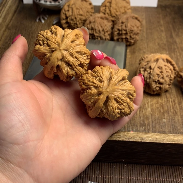 文玩核桃吊坠M****s粗筋