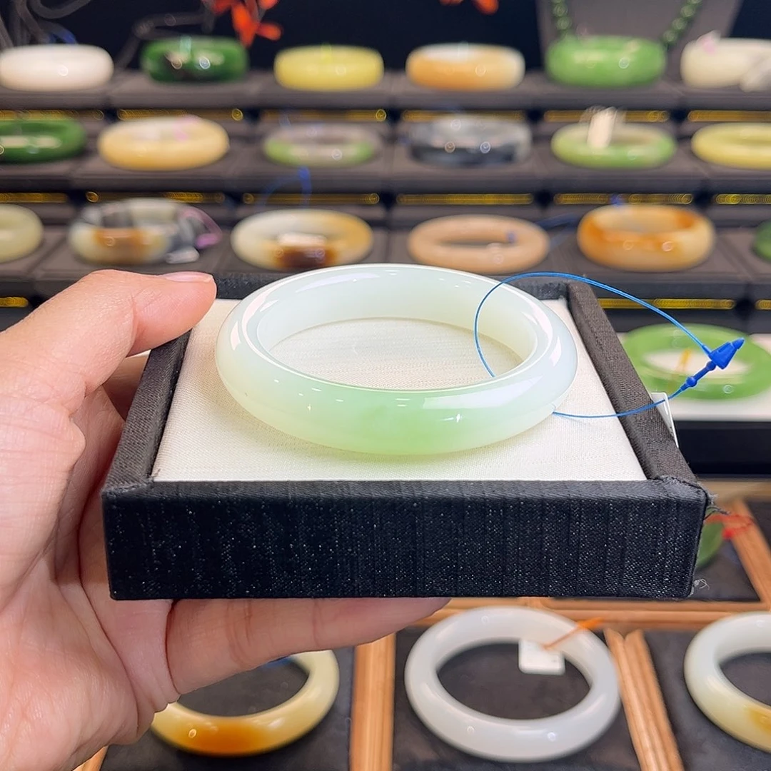 和田玉未镶嵌手镯白底翠青