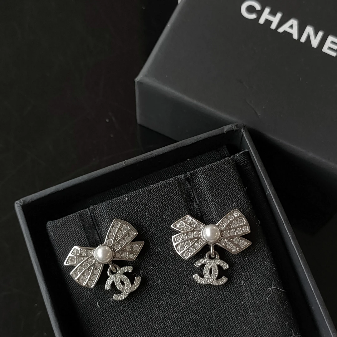 99新 Chanel/香奈儿 Azul - 22P满钻珍珠蝴蝶结双C耳钉 43136