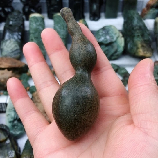 未镶嵌岫岩河磨玉（透闪石质玉）把件