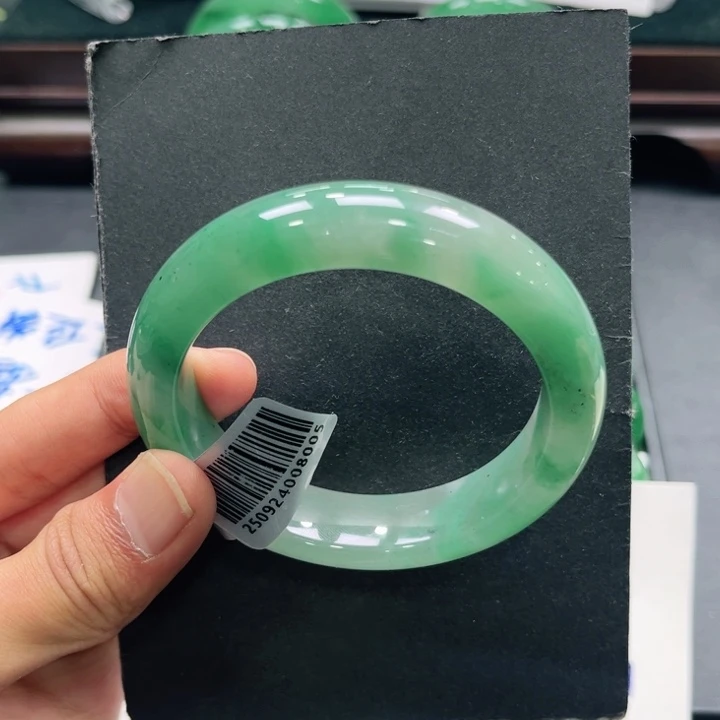 A***洋石英质玉（非洲翠）未镶嵌手镯