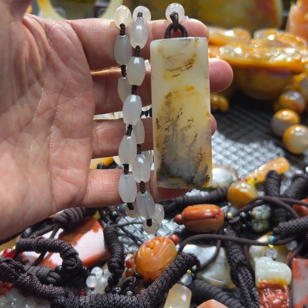 石英质玉未镶嵌颈饰