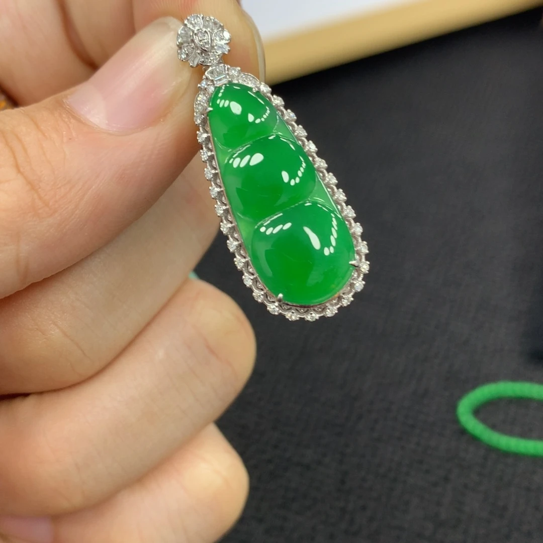 颈饰18K金镶嵌翡翠豆子