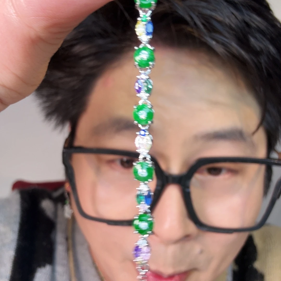 翡翠未镶嵌颈饰一件