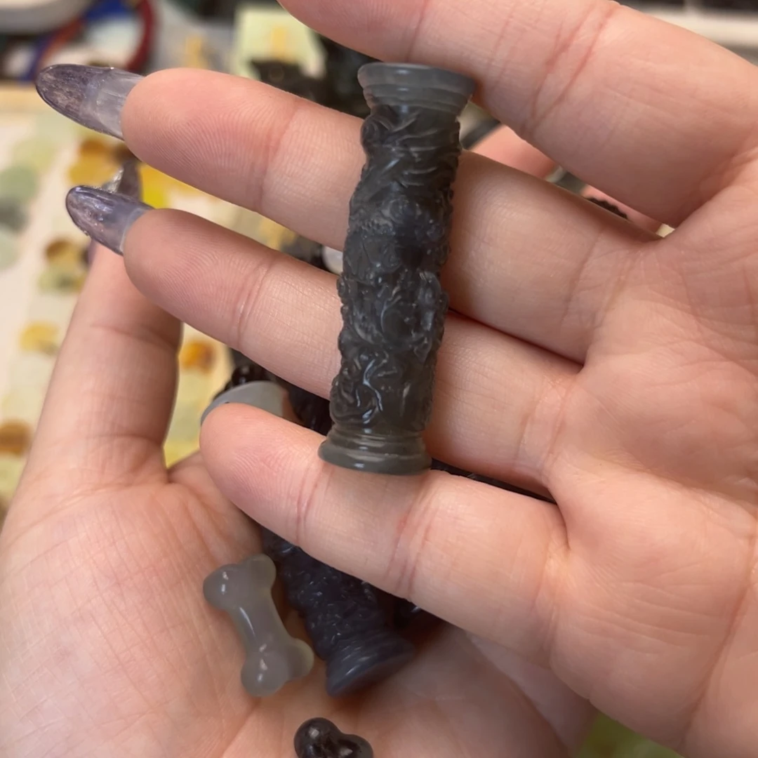 蛇纹石玉颈饰合金