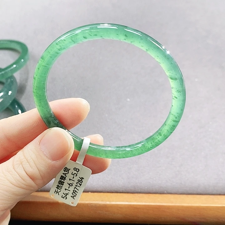 翡翠未镶嵌手镯（圆镯）