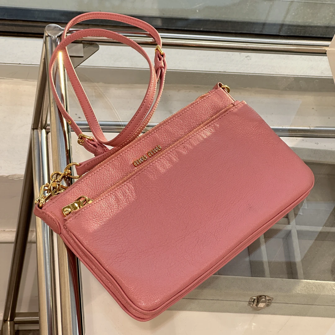 95新 MIU MIU/缪缪 粉色牛皮斜挎包