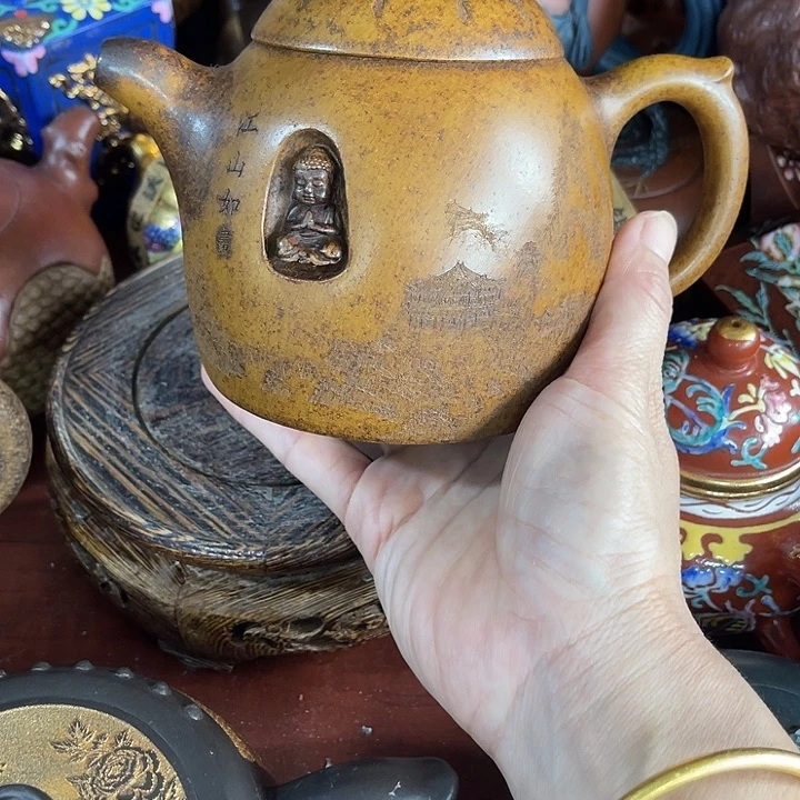红泥茶壶原矿泥料手工制作的一把紫砂壶。