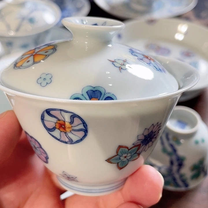 水胜窑斗彩皮球花盖碗