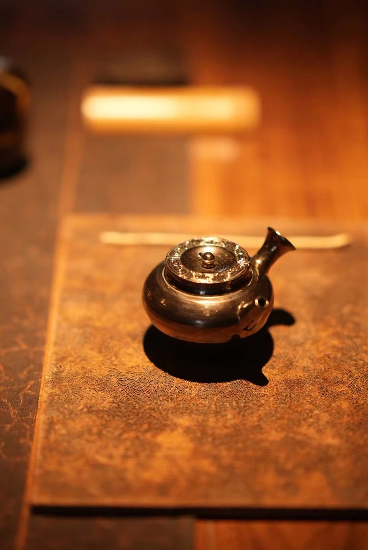 【慢悦•小店】几上造物 落日金侧把泡壶