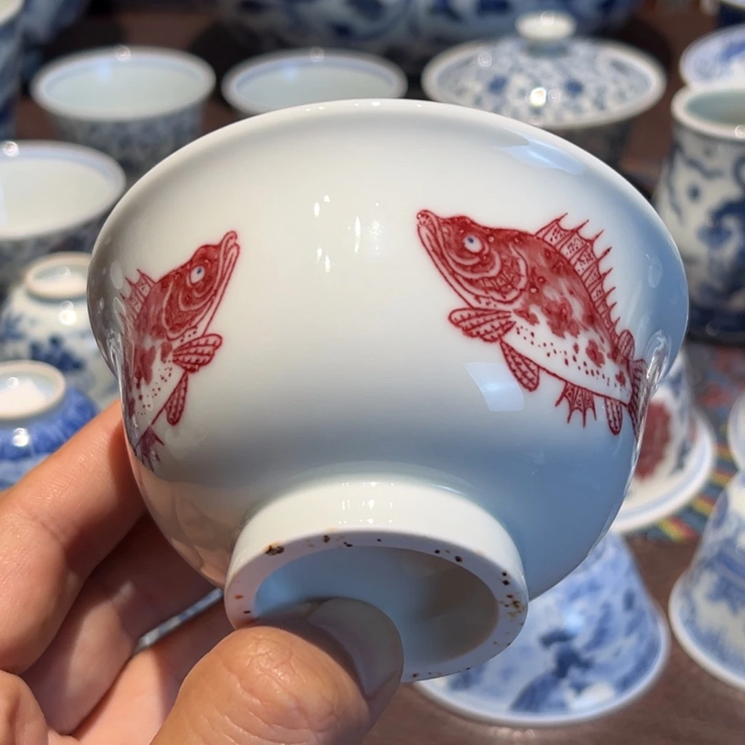 微瑕精品青花三面鳜鱼压手杯口径约9.5厘米