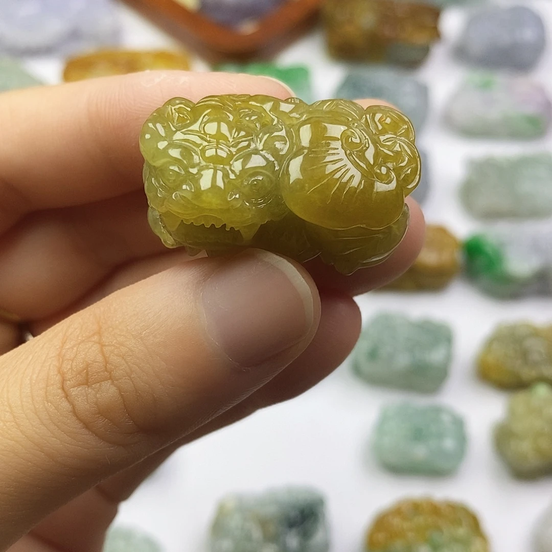 翡翠未镶嵌颈饰貔貅