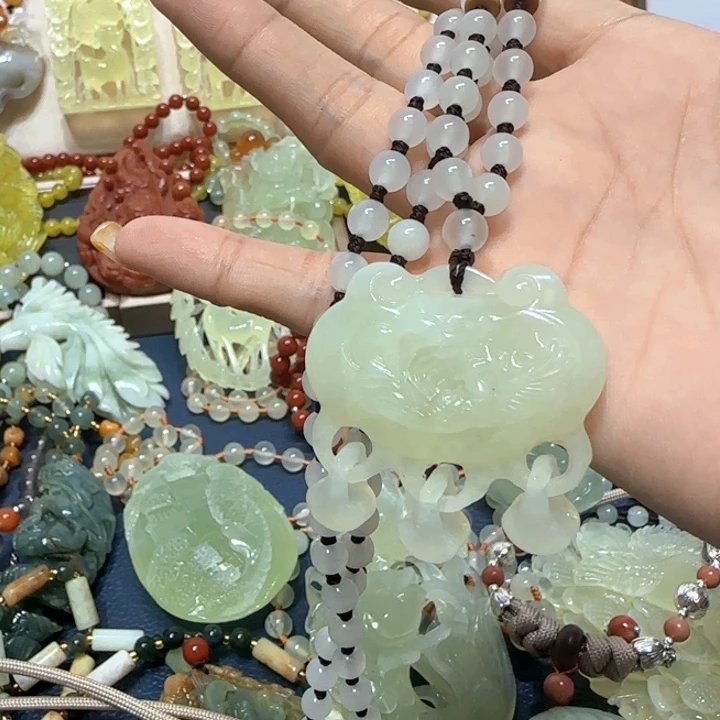 未镶嵌蛇纹石玉吊坠