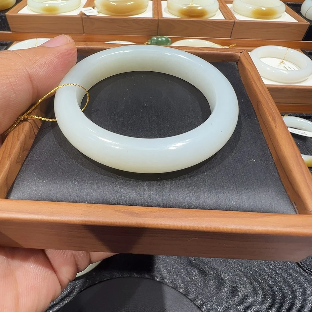 仙***咸和田玉未镶嵌手镯