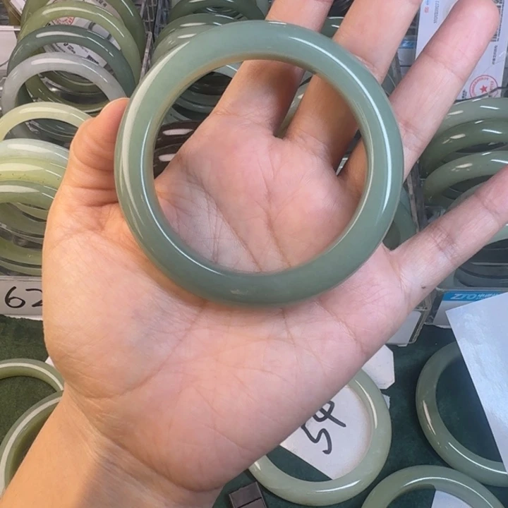 ****蕾和田玉（糖玉）未镶嵌手镯