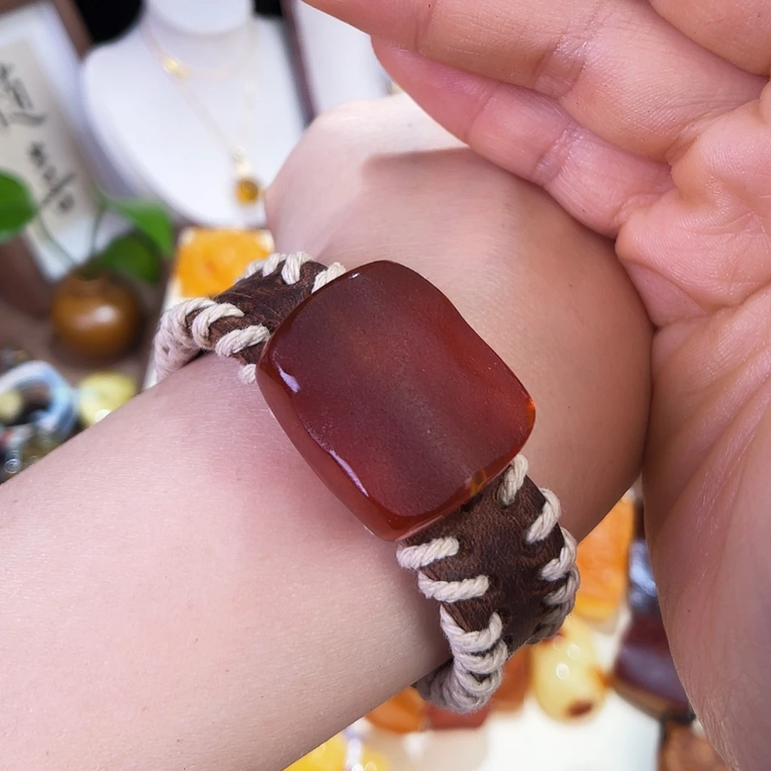 琥珀珠宝奇石未镶嵌。